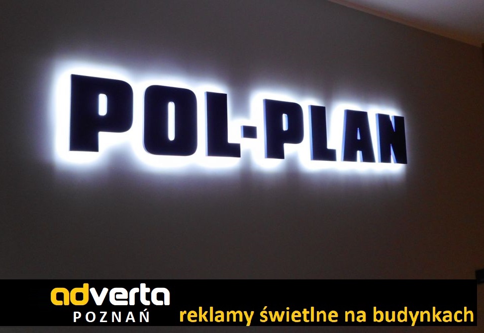 Logo w nocy w budynku - typ halo podświetlenia.