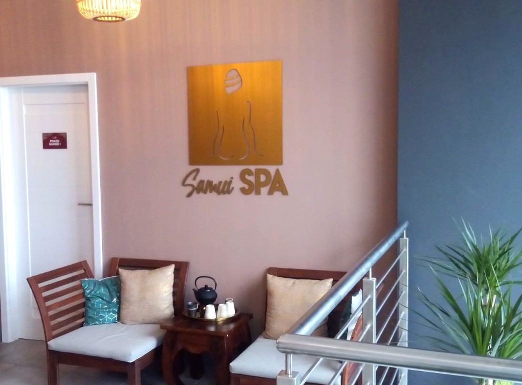 Logo przestrzenne w poczekalni Semi spa.