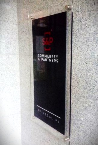 Tablice z plaxi grubego lub szkła.
