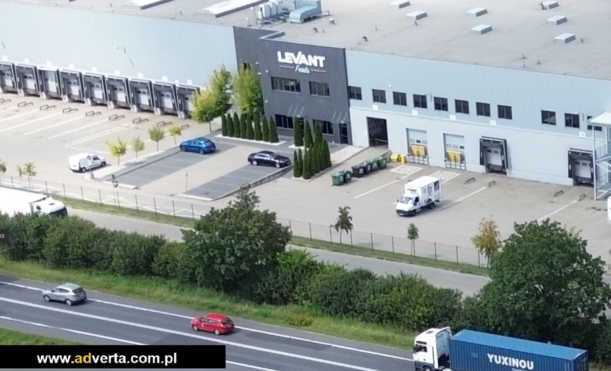 Litery 3d poznan na bydynkach, na hali magazynowej.