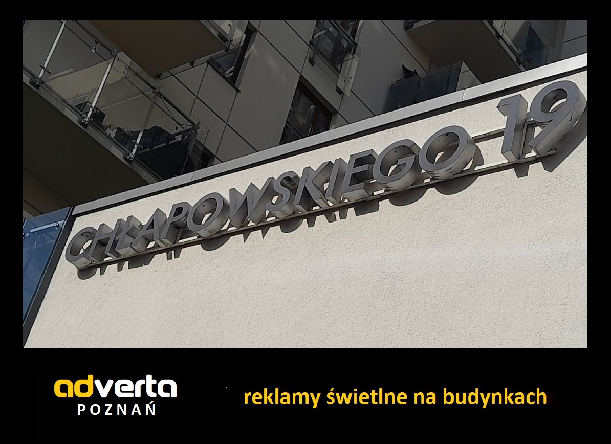 Litery 3d świetlne - jako adres na budynku w Poznaniu.