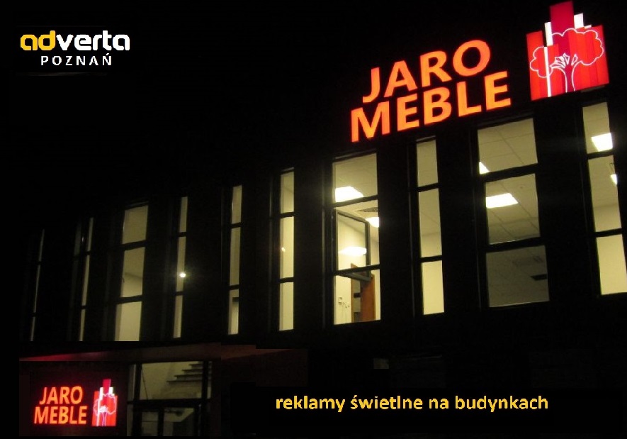 Litery 3d świetlne w nocy na budynku.
