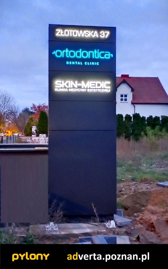 Pylon reklamowy Ortodontica Poznań.