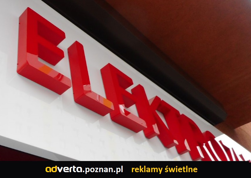 Szyld w postaci litery świetlne 3d na panelu aluminiowym.